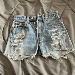 Levi’s 501 cut distressed denim short shorts - light blue